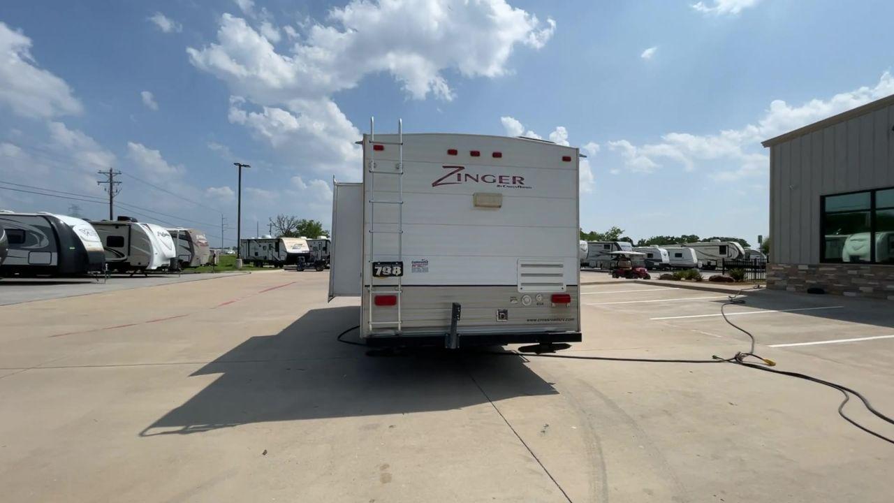 2010 WHITE CROSSROADS ZINGER (4V0TC252XAA) , Length: 26 ft | Dry Weight: 4,519 lbs | Gross Weight: 7,580 lbs | Slides: 1 transmission, located at 4319 N Main Street, Cleburne, TX, 76033, (817) 221-0660, 32.435829, -97.384178 - With the 2010 CrossRoads RV Zinger ZT250RK, you may have the perfect balance of comfort and convenience. The dry weight of this 26-foot travel trailer is 4,519 pounds, while the gross weight is 7,580. This makes it easy to tow without sacrificing space or comfort. This RV has a single slide-out and - Photo #8