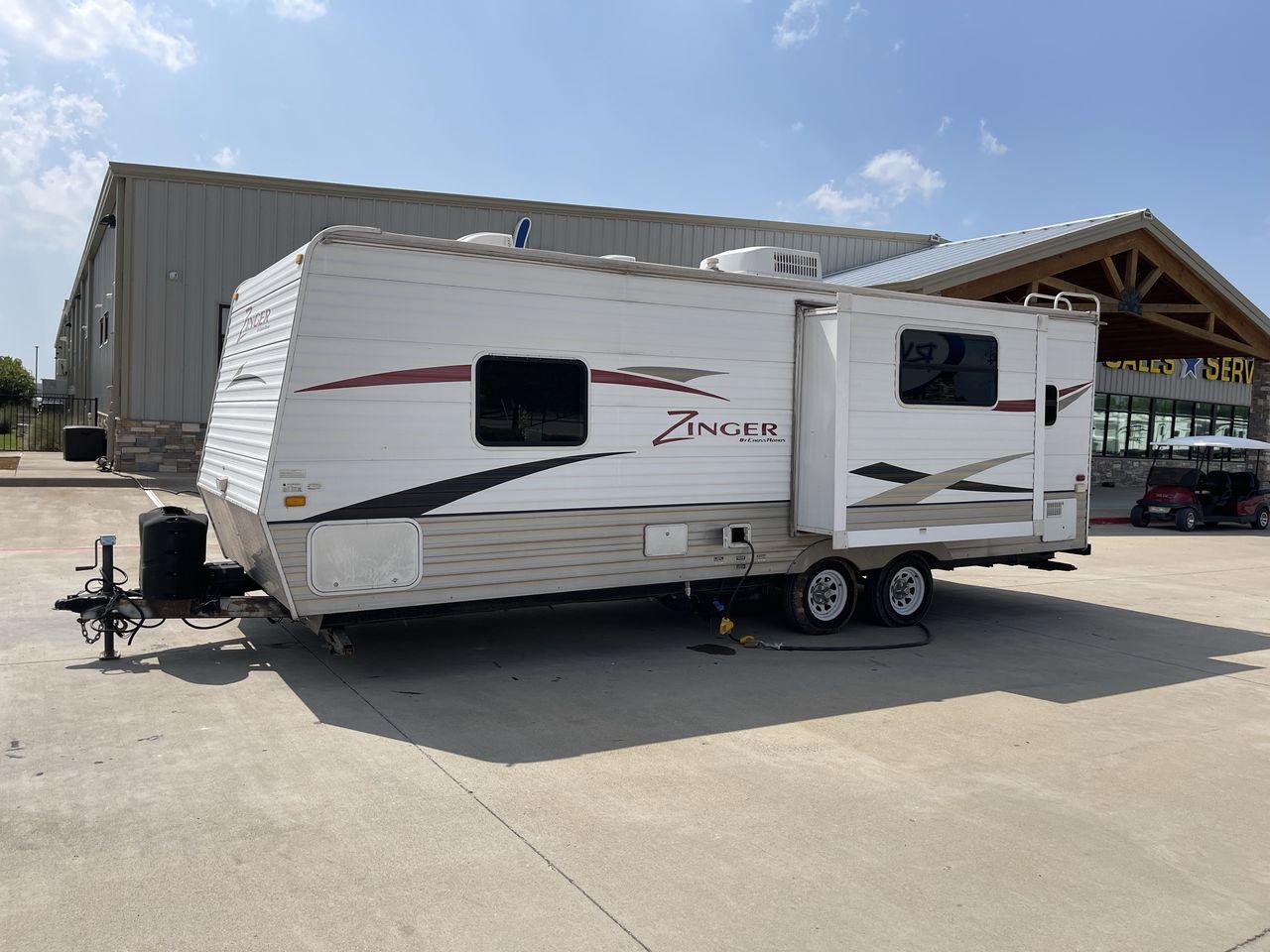 2010 WHITE CROSSROADS ZINGER (4V0TC252XAA) , Length: 26 ft | Dry Weight: 4,519 lbs | Gross Weight: 7,580 lbs | Slides: 1 transmission, located at 4319 N Main Street, Cleburne, TX, 76033, (817) 221-0660, 32.435829, -97.384178 - With the 2010 CrossRoads RV Zinger ZT250RK, you may have the perfect balance of comfort and convenience. The dry weight of this 26-foot travel trailer is 4,519 pounds, while the gross weight is 7,580. This makes it easy to tow without sacrificing space or comfort. This RV has a single slide-out and - Photo #24
