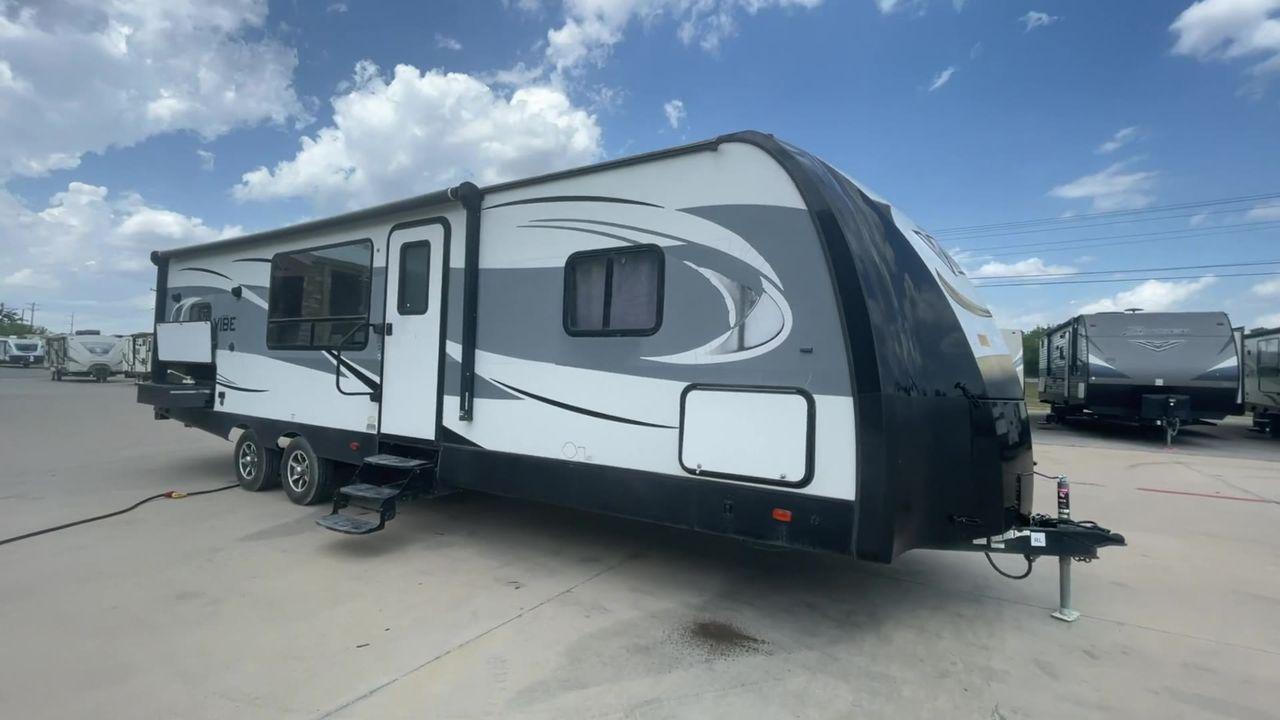 2017 TAN FOREST RIVER VIBE 268RKS (4X4TVBC22H4) , Length: 34.5 ft. | Dry Weight: 6,540 lbs. | Slides: 1 transmission, located at 4319 N Main St, Cleburne, TX, 76033, (817) 678-5133, 32.385960, -97.391212 - Experience the 2017 Forest River Vibe 268RKS Travel Trailer, which offers the ideal fusion of comfort and style. This travel trailer provides a comfortable living area for your travels and is ideal for both novice and experienced RVers. The dimensions of this unit are 34.5 ft in length, 8 ft in w - Photo #3