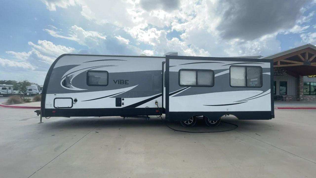 2017 TAN FOREST RIVER VIBE 268RKS (4X4TVBC22H4) , Length: 34.5 ft. | Dry Weight: 6,540 lbs. | Slides: 1 transmission, located at 4319 N Main St, Cleburne, TX, 76033, (817) 678-5133, 32.385960, -97.391212 - Photo #6