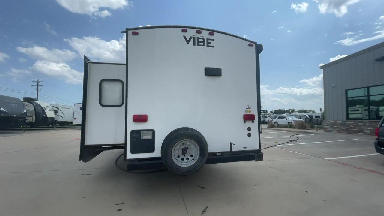 2017 TAN FOREST RIVER VIBE 268RKS (4X4TVBC22H4) , Length: 34.5 ft. | Dry Weight: 6,540 lbs. | Slides: 1 transmission, located at 4319 N Main St, Cleburne, TX, 76033, (817) 678-5133, 32.385960, -97.391212 - Photo #8