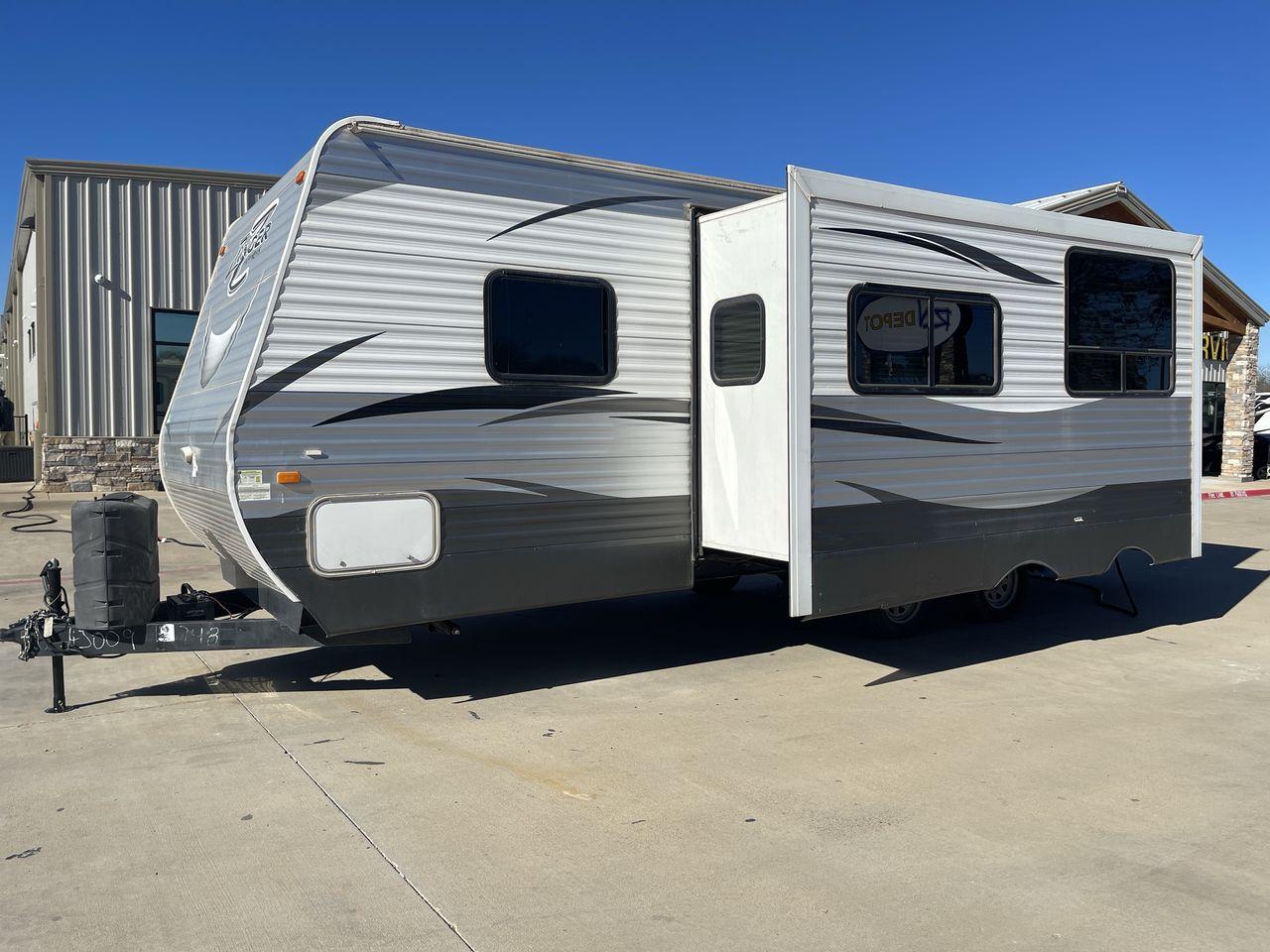 2017 WHITE CROSSROADS ZINGER 25RB (4V0TC2523HJ) , Length: 29.5 ft. | Dry Weight: 6,276 lbs. | Gross Weight: 7,870 lbs. | Slides: 1 transmission, located at 4319 N Main St, Cleburne, TX, 76033, (817) 678-5133, 32.385960, -97.391212 - The 2017 Crossroads Zinger 25RB is designed to elevate your camping adventures with exceptional comfort and versatility. Measuring 29.5 feet in length, this model ensures a spacious interior, accentuated by a single slide-out for enhanced roominess. It features a master bedroom that fits a queen-siz - Photo #21