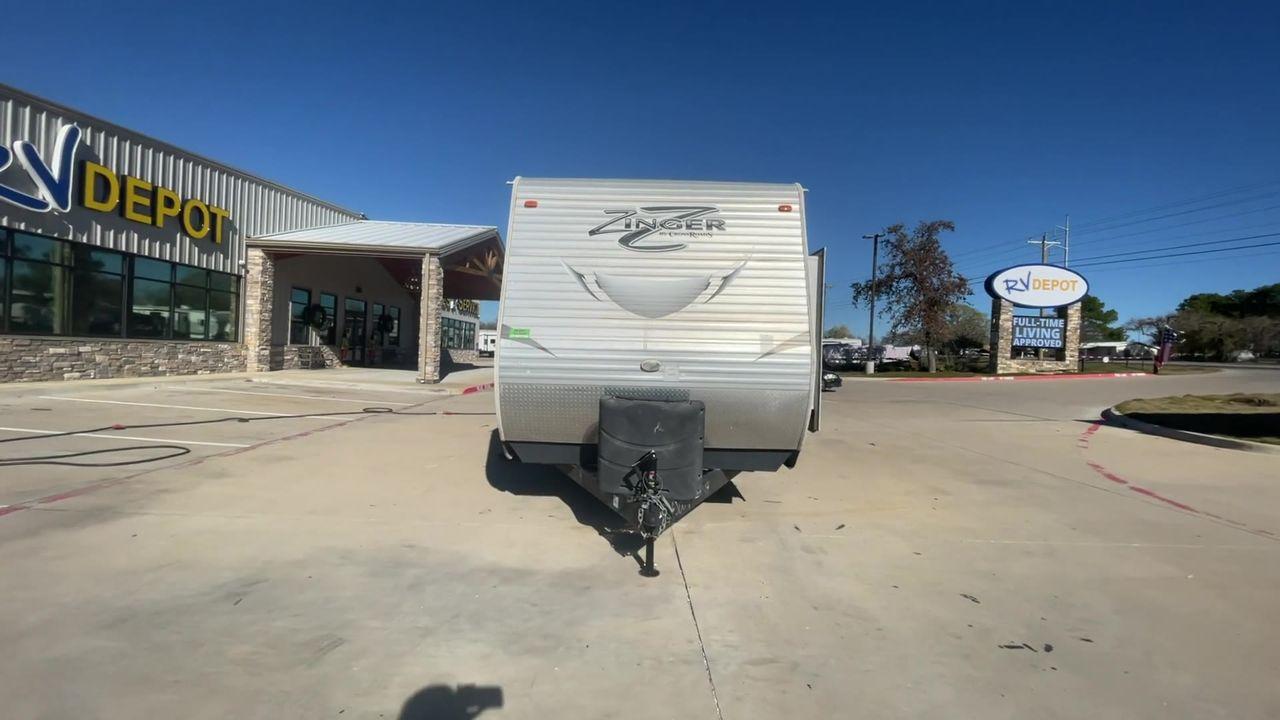 2017 WHITE CROSSROADS ZINGER 25RB (4V0TC2523HJ) , Length: 29.5 ft. | Dry Weight: 6,276 lbs. | Gross Weight: 7,870 lbs. | Slides: 1 transmission, located at 4319 N Main St, Cleburne, TX, 76033, (817) 678-5133, 32.385960, -97.391212 - The 2017 Crossroads Zinger 25RB is designed to elevate your camping adventures with exceptional comfort and versatility. Measuring 29.5 feet in length, this model ensures a spacious interior, accentuated by a single slide-out for enhanced roominess. It features a master bedroom that fits a queen-siz - Photo #4