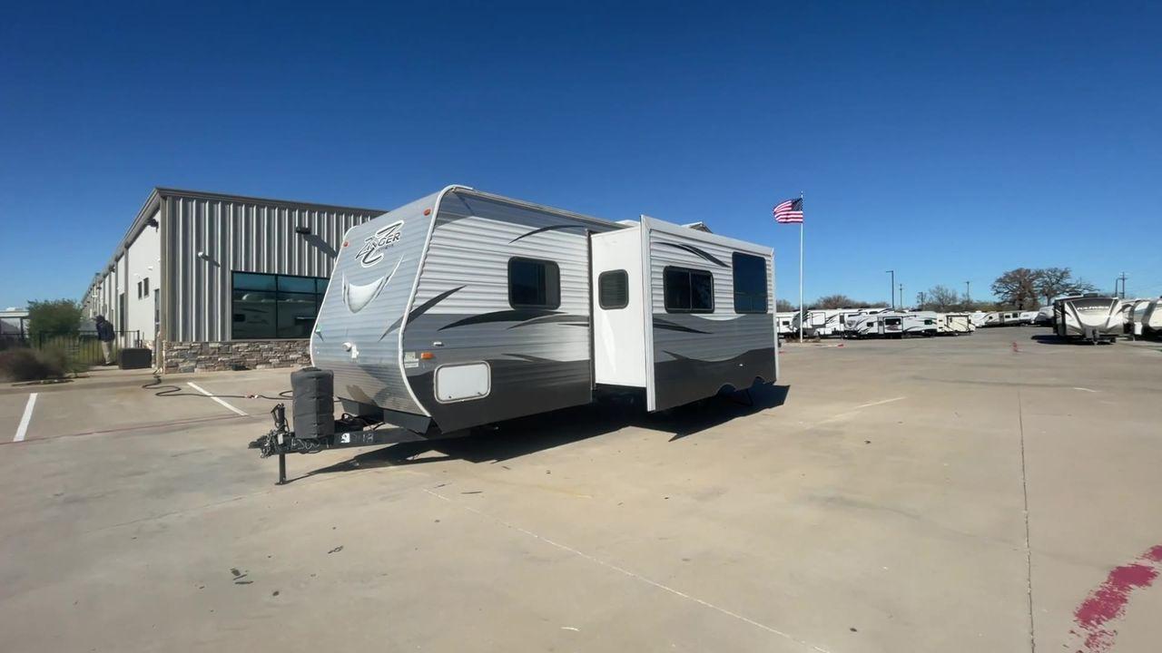 2017 WHITE CROSSROADS ZINGER 25RB (4V0TC2523HJ) , Length: 29.5 ft. | Dry Weight: 6,276 lbs. | Gross Weight: 7,870 lbs. | Slides: 1 transmission, located at 4319 N Main St, Cleburne, TX, 76033, (817) 678-5133, 32.385960, -97.391212 - The 2017 Crossroads Zinger 25RB is designed to elevate your camping adventures with exceptional comfort and versatility. Measuring 29.5 feet in length, this model ensures a spacious interior, accentuated by a single slide-out for enhanced roominess. It features a master bedroom that fits a queen-siz - Photo #5
