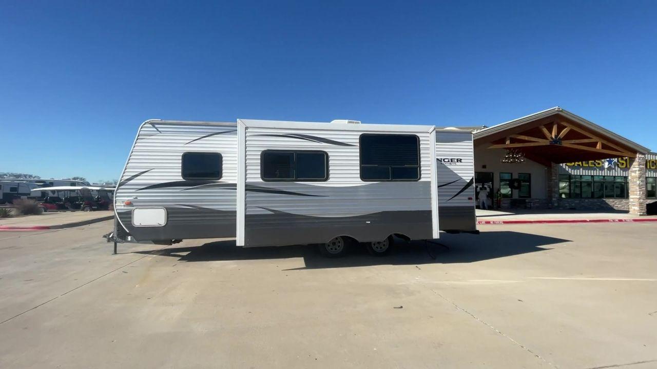 2017 WHITE CROSSROADS ZINGER 25RB (4V0TC2523HJ) , Length: 29.5 ft. | Dry Weight: 6,276 lbs. | Gross Weight: 7,870 lbs. | Slides: 1 transmission, located at 4319 N Main St, Cleburne, TX, 76033, (817) 678-5133, 32.385960, -97.391212 - The 2017 Crossroads Zinger 25RB is designed to elevate your camping adventures with exceptional comfort and versatility. Measuring 29.5 feet in length, this model ensures a spacious interior, accentuated by a single slide-out for enhanced roominess. It features a master bedroom that fits a queen-siz - Photo #6