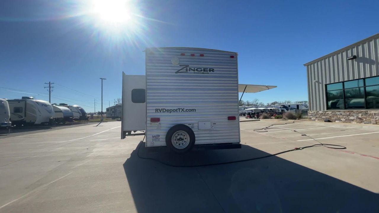 2017 WHITE CROSSROADS ZINGER 25RB (4V0TC2523HJ) , Length: 29.5 ft. | Dry Weight: 6,276 lbs. | Gross Weight: 7,870 lbs. | Slides: 1 transmission, located at 4319 N Main St, Cleburne, TX, 76033, (817) 678-5133, 32.385960, -97.391212 - The 2017 Crossroads Zinger 25RB is designed to elevate your camping adventures with exceptional comfort and versatility. Measuring 29.5 feet in length, this model ensures a spacious interior, accentuated by a single slide-out for enhanced roominess. It features a master bedroom that fits a queen-siz - Photo #8