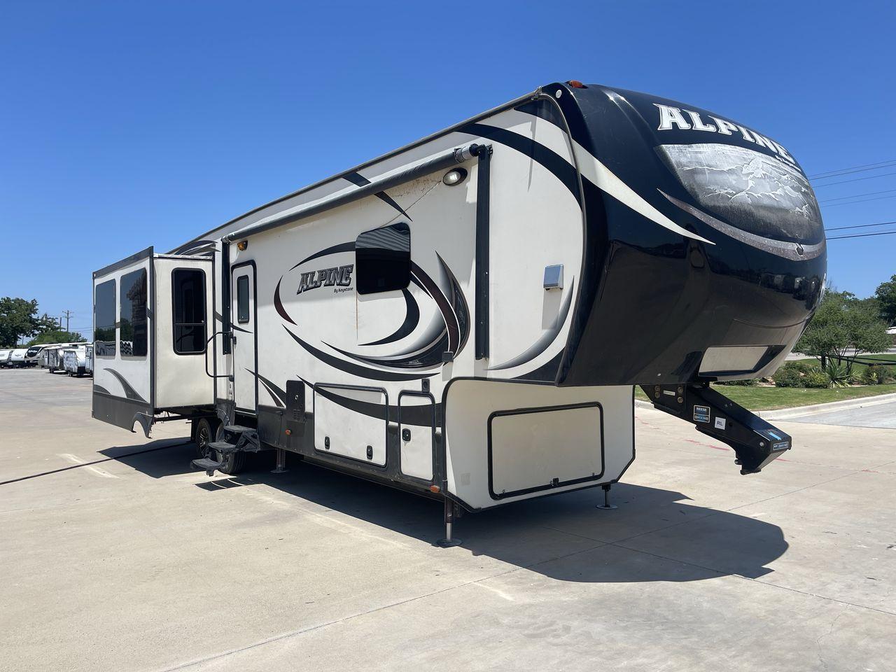 2015 WHITE KEYSTONE ALPINE 3535RE (4YDF35320FE) , Length: 39.08 ft. | Dry Weight: 12,416 lbs. | Gross Weight: 15,500 lbs. | Slides: 4 transmission, located at 4319 N Main Street, Cleburne, TX, 76033, (817) 221-0660, 32.435829, -97.384178 - Improve your RV experience with the 2015 Keystone Alpine 3535RE, a high-end fifth wheel that embodies ease and style. This model, which is an impressive 39.08 feet long, was carefully made for discerning travelers who want a perfect mix of style and usefulness. Because it is made of an aluminum body - Photo #23