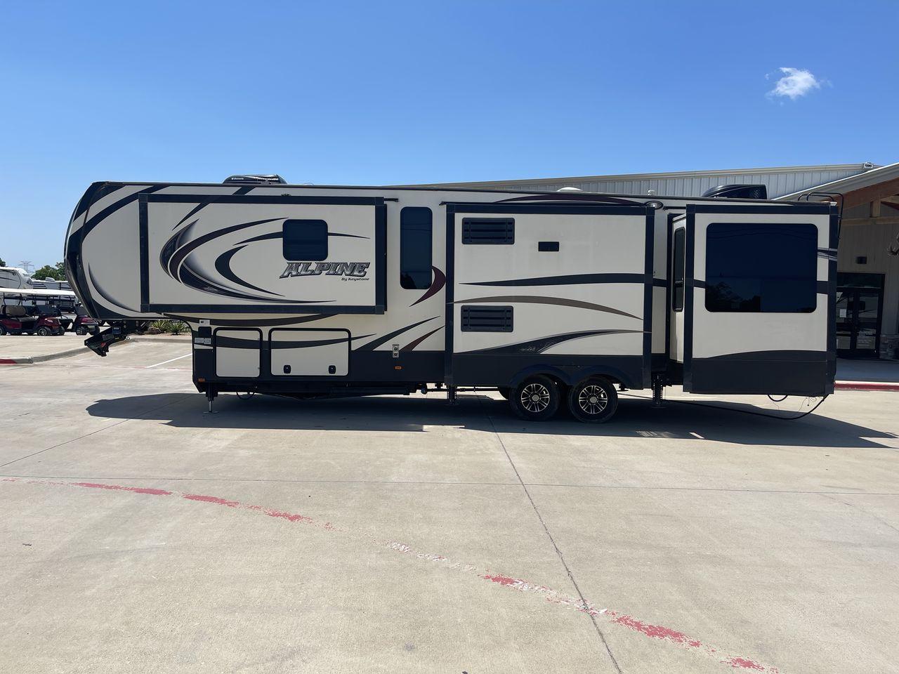 2015 WHITE KEYSTONE ALPINE 3535RE (4YDF35320FE) , Length: 39.08 ft. | Dry Weight: 12,416 lbs. | Gross Weight: 15,500 lbs. | Slides: 4 transmission, located at 4319 N Main Street, Cleburne, TX, 76033, (817) 221-0660, 32.435829, -97.384178 - Improve your RV experience with the 2015 Keystone Alpine 3535RE, a high-end fifth wheel that embodies ease and style. This model, which is an impressive 39.08 feet long, was carefully made for discerning travelers who want a perfect mix of style and usefulness. Because it is made of an aluminum body - Photo #24