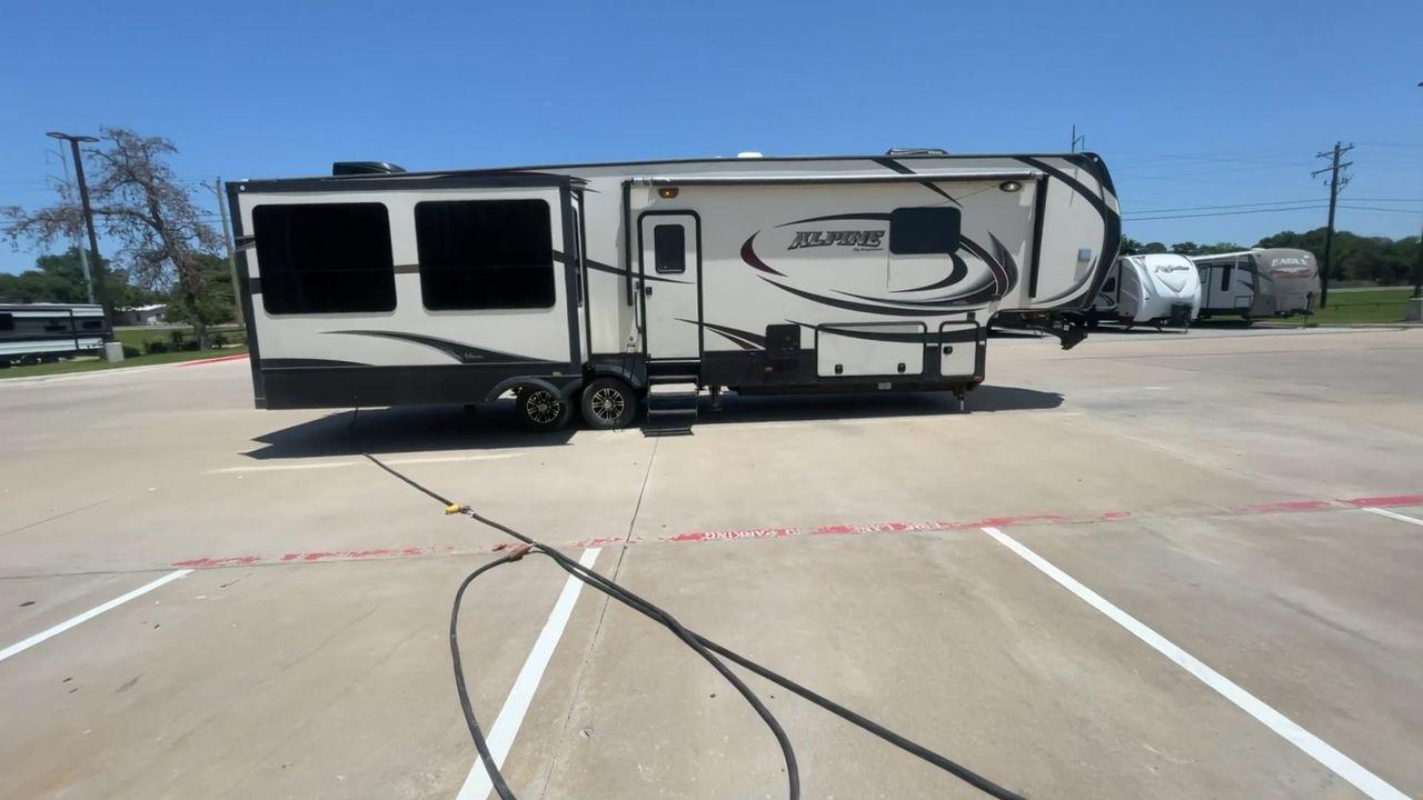 2015 WHITE KEYSTONE ALPINE 3535RE (4YDF35320FE) , Length: 39.08 ft. | Dry Weight: 12,416 lbs. | Gross Weight: 15,500 lbs. | Slides: 4 transmission, located at 4319 N Main Street, Cleburne, TX, 76033, (817) 221-0660, 32.435829, -97.384178 - Improve your RV experience with the 2015 Keystone Alpine 3535RE, a high-end fifth wheel that embodies ease and style. This model, which is an impressive 39.08 feet long, was carefully made for discerning travelers who want a perfect mix of style and usefulness. Because it is made of an aluminum body - Photo #2