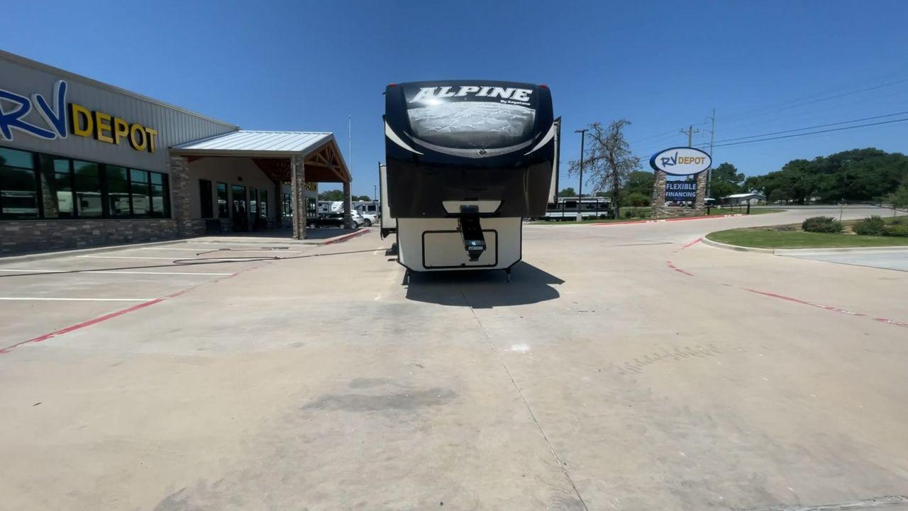 2015 WHITE KEYSTONE ALPINE 3535RE (4YDF35320FE) , Length: 39.08 ft. | Dry Weight: 12,416 lbs. | Gross Weight: 15,500 lbs. | Slides: 4 transmission, located at 4319 N Main Street, Cleburne, TX, 76033, (817) 221-0660, 32.435829, -97.384178 - Improve your RV experience with the 2015 Keystone Alpine 3535RE, a high-end fifth wheel that embodies ease and style. This model, which is an impressive 39.08 feet long, was carefully made for discerning travelers who want a perfect mix of style and usefulness. Because it is made of an aluminum body - Photo #4