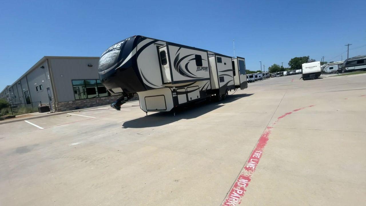 2015 WHITE KEYSTONE ALPINE 3535RE (4YDF35320FE) , Length: 39.08 ft. | Dry Weight: 12,416 lbs. | Gross Weight: 15,500 lbs. | Slides: 4 transmission, located at 4319 N Main Street, Cleburne, TX, 76033, (817) 221-0660, 32.435829, -97.384178 - Improve your RV experience with the 2015 Keystone Alpine 3535RE, a high-end fifth wheel that embodies ease and style. This model, which is an impressive 39.08 feet long, was carefully made for discerning travelers who want a perfect mix of style and usefulness. Because it is made of an aluminum body - Photo #5