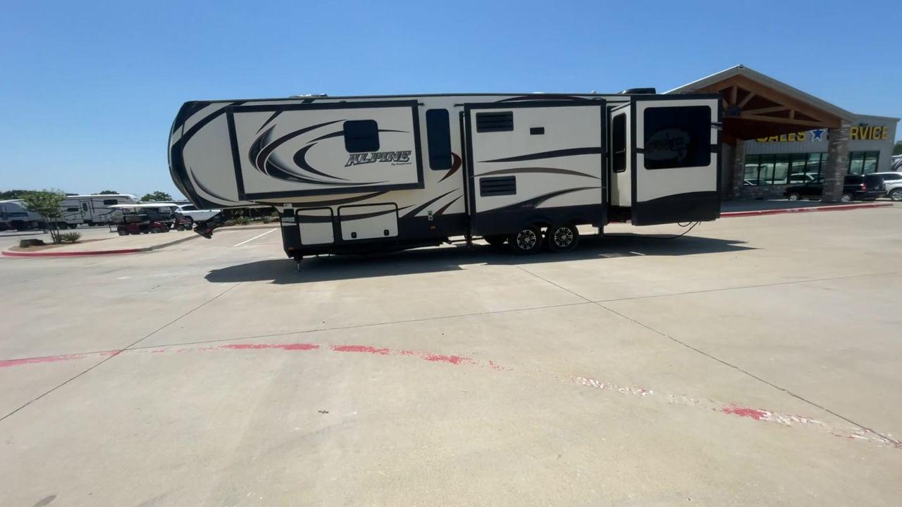 2015 WHITE KEYSTONE ALPINE 3535RE (4YDF35320FE) , Length: 39.08 ft. | Dry Weight: 12,416 lbs. | Gross Weight: 15,500 lbs. | Slides: 4 transmission, located at 4319 N Main Street, Cleburne, TX, 76033, (817) 221-0660, 32.435829, -97.384178 - Improve your RV experience with the 2015 Keystone Alpine 3535RE, a high-end fifth wheel that embodies ease and style. This model, which is an impressive 39.08 feet long, was carefully made for discerning travelers who want a perfect mix of style and usefulness. Because it is made of an aluminum body - Photo #6