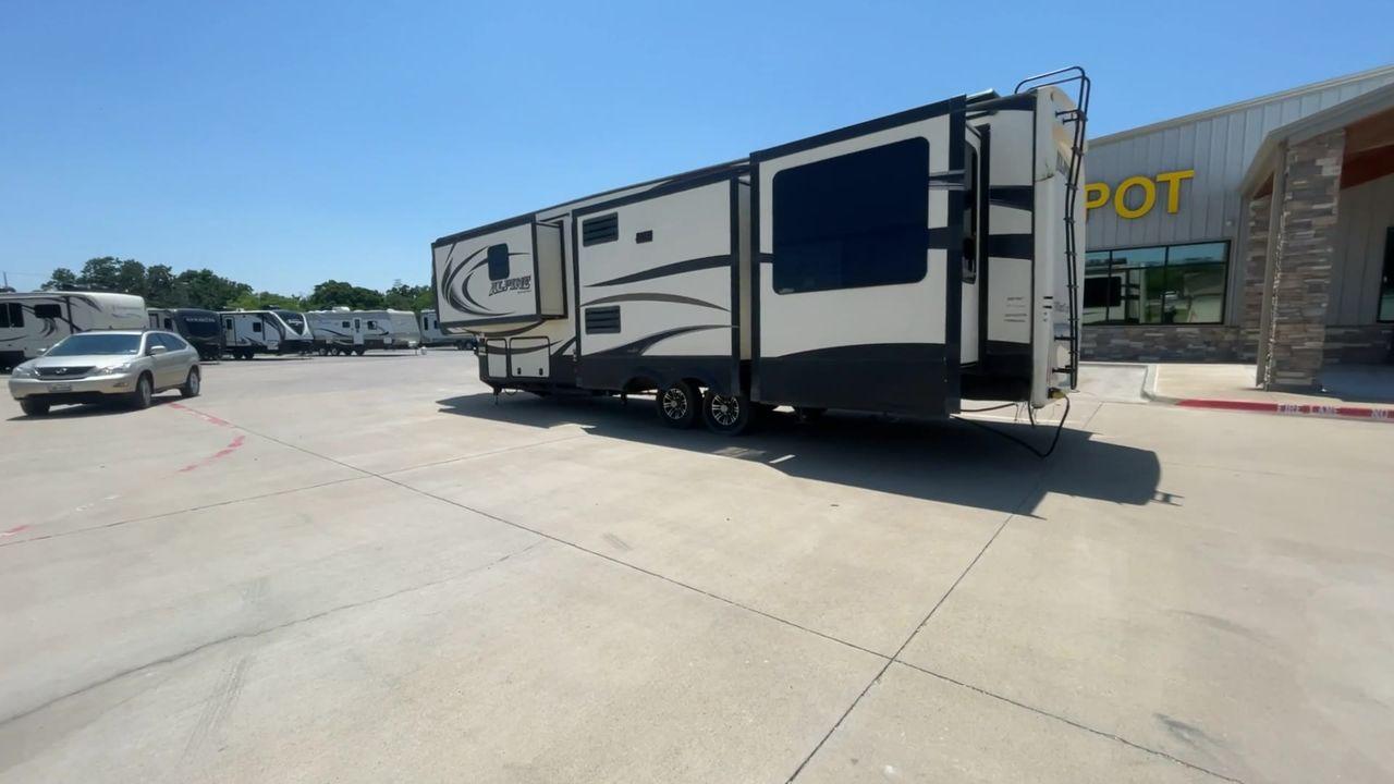 2015 WHITE KEYSTONE ALPINE 3535RE (4YDF35320FE) , Length: 39.08 ft. | Dry Weight: 12,416 lbs. | Gross Weight: 15,500 lbs. | Slides: 4 transmission, located at 4319 N Main Street, Cleburne, TX, 76033, (817) 221-0660, 32.435829, -97.384178 - Improve your RV experience with the 2015 Keystone Alpine 3535RE, a high-end fifth wheel that embodies ease and style. This model, which is an impressive 39.08 feet long, was carefully made for discerning travelers who want a perfect mix of style and usefulness. Because it is made of an aluminum body - Photo #7