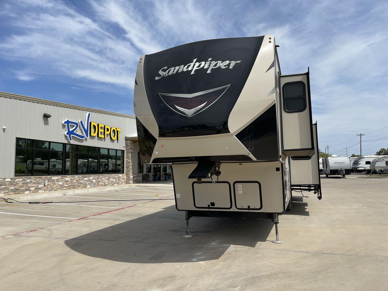 2020 TAN FOREST RIVER SANDPIPER 384QBOK (4X4FSAP25LJ) , Length: 41.67 ft. | Dry Weight: 13,132 lbs. | Gross Weight: 16,132 lbs. | Slides: 5 transmission, located at 4319 N Main St, Cleburne, TX, 76033, (817) 678-5133, 32.385960, -97.391212 - RV Depot in Cleburne, TX is proud to present this stunning 2020 Forest River Sandpiper 384QBOK for sale. With its luxurious features and spacious interior, this fifth wheel bunk house is the perfect vehicle for your next adventure. Priced at $67,995, this RV offers exceptional value for money. Loca - Photo #0