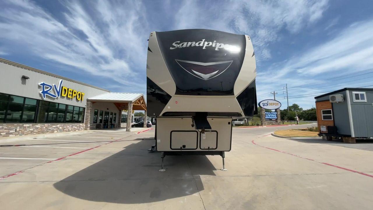 2020 TAN FOREST RIVER SANDPIPER 384QBOK (4X4FSAP25LJ) , Length: 41.67 ft. | Dry Weight: 13,132 lbs. | Gross Weight: 16,132 lbs. | Slides: 5 transmission, located at 4319 N Main St, Cleburne, TX, 76033, (817) 678-5133, 32.385960, -97.391212 - Photo #4