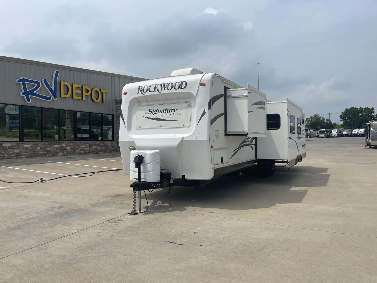 2015 WHITE FOREST RIVER ROCKWOOD 8327SS (4X4TRLH24F1) , Length: 35.25 ft. | Dry Weight: 7,694 lbs. | Gross Weight: 9,150 lbs. | Slides: 4 transmission, located at 4319 N Main Street, Cleburne, TX, 76033, (817) 221-0660, 32.435829, -97.384178 - This 2015 Forest River Rockwood 8327SS travel trailer measures 35.25 ft. It has a width of 8 ft and a height of 9.83 ft. The dry weight is 7,694 lbs, and the payload capacity is 1,456 lbs. It has a GVWR of 9,150 lbs and a hitch weight of 1,035 lbs. It is constructed out of aluminum body material and - Photo #0