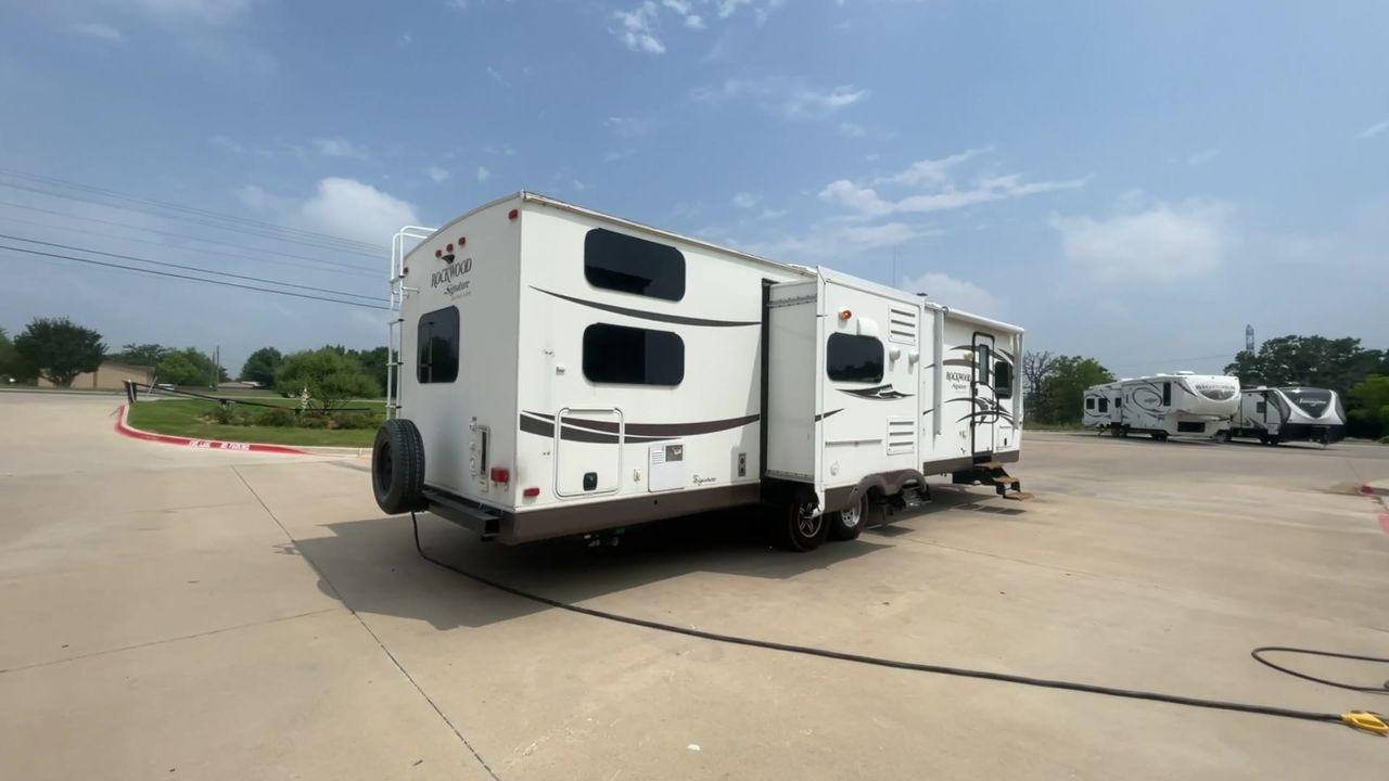 2015 WHITE FOREST RIVER ROCKWOOD 8327SS (4X4TRLH24F1) , Length: 35.25 ft. | Dry Weight: 7,694 lbs. | Gross Weight: 9,150 lbs. | Slides: 4 transmission, located at 4319 N Main Street, Cleburne, TX, 76033, (817) 221-0660, 32.435829, -97.384178 - This 2015 Forest River Rockwood 8327SS travel trailer measures 35.25 ft. It has a width of 8 ft and a height of 9.83 ft. The dry weight is 7,694 lbs, and the payload capacity is 1,456 lbs. It has a GVWR of 9,150 lbs and a hitch weight of 1,035 lbs. It is constructed out of aluminum body material and - Photo #1