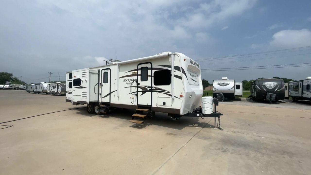 2015 WHITE FOREST RIVER ROCKWOOD 8327SS (4X4TRLH24F1) , Length: 35.25 ft. | Dry Weight: 7,694 lbs. | Gross Weight: 9,150 lbs. | Slides: 4 transmission, located at 4319 N Main Street, Cleburne, TX, 76033, (817) 221-0660, 32.435829, -97.384178 - This 2015 Forest River Rockwood 8327SS travel trailer measures 35.25 ft. It has a width of 8 ft and a height of 9.83 ft. The dry weight is 7,694 lbs, and the payload capacity is 1,456 lbs. It has a GVWR of 9,150 lbs and a hitch weight of 1,035 lbs. It is constructed out of aluminum body material and - Photo #3