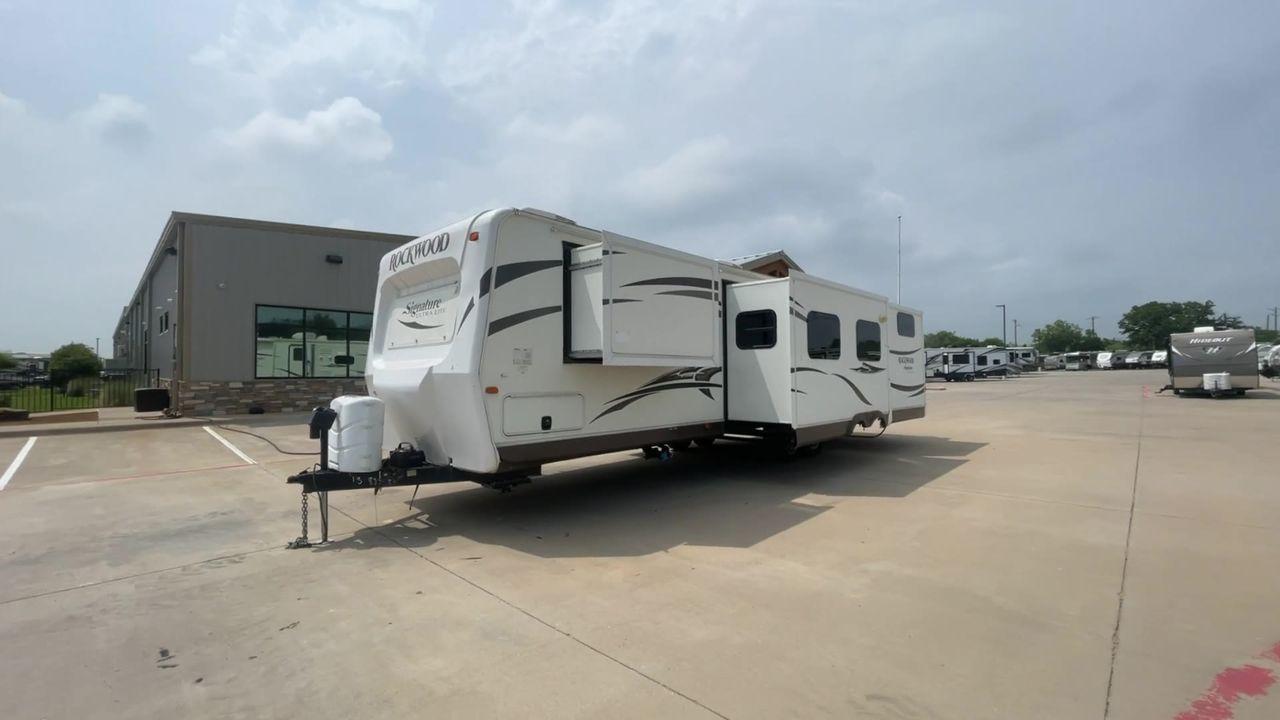 2015 WHITE FOREST RIVER ROCKWOOD 8327SS (4X4TRLH24F1) , Length: 35.25 ft. | Dry Weight: 7,694 lbs. | Gross Weight: 9,150 lbs. | Slides: 4 transmission, located at 4319 N Main Street, Cleburne, TX, 76033, (817) 221-0660, 32.435829, -97.384178 - This 2015 Forest River Rockwood 8327SS travel trailer measures 35.25 ft. It has a width of 8 ft and a height of 9.83 ft. The dry weight is 7,694 lbs, and the payload capacity is 1,456 lbs. It has a GVWR of 9,150 lbs and a hitch weight of 1,035 lbs. It is constructed out of aluminum body material and - Photo #5