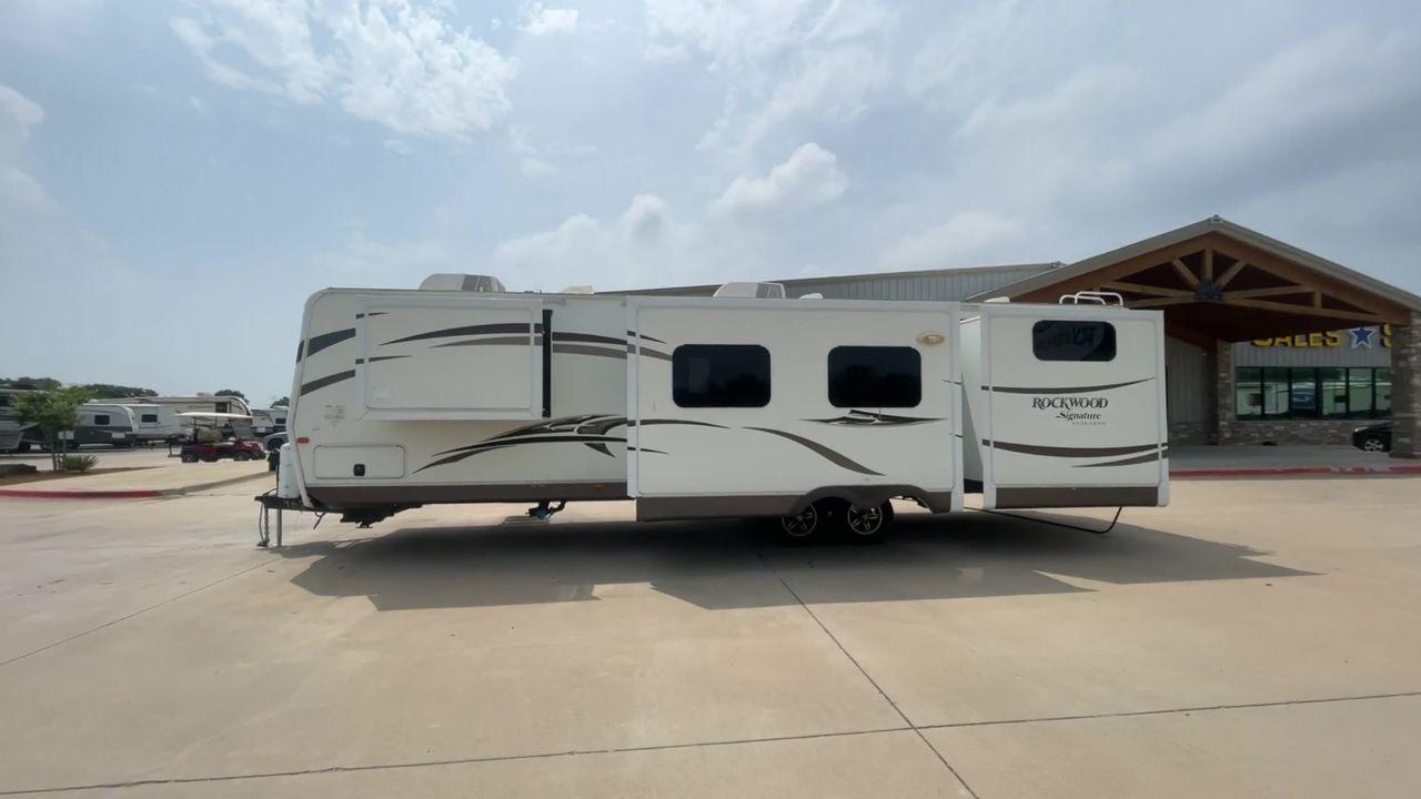 2015 WHITE FOREST RIVER ROCKWOOD 8327SS (4X4TRLH24F1) , Length: 35.25 ft. | Dry Weight: 7,694 lbs. | Gross Weight: 9,150 lbs. | Slides: 4 transmission, located at 4319 N Main Street, Cleburne, TX, 76033, (817) 221-0660, 32.435829, -97.384178 - This 2015 Forest River Rockwood 8327SS travel trailer measures 35.25 ft. It has a width of 8 ft and a height of 9.83 ft. The dry weight is 7,694 lbs, and the payload capacity is 1,456 lbs. It has a GVWR of 9,150 lbs and a hitch weight of 1,035 lbs. It is constructed out of aluminum body material and - Photo #6