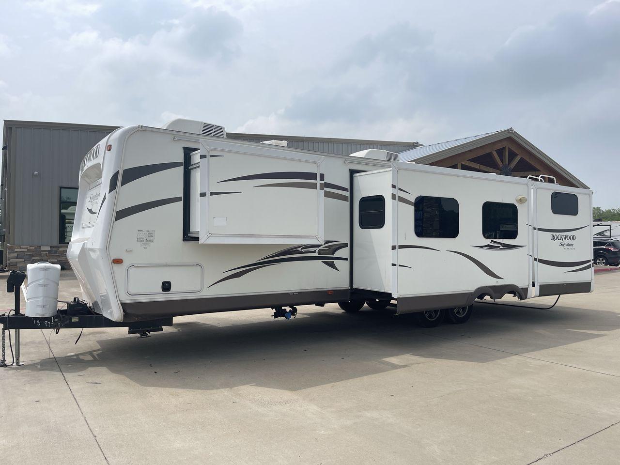 2015 WHITE FOREST RIVER ROCKWOOD 8327SS (4X4TRLH24F1) , Length: 35.25 ft. | Dry Weight: 7,694 lbs. | Gross Weight: 9,150 lbs. | Slides: 4 transmission, located at 4319 N Main Street, Cleburne, TX, 76033, (817) 221-0660, 32.435829, -97.384178 - This 2015 Forest River Rockwood 8327SS travel trailer measures 35.25 ft. It has a width of 8 ft and a height of 9.83 ft. The dry weight is 7,694 lbs, and the payload capacity is 1,456 lbs. It has a GVWR of 9,150 lbs and a hitch weight of 1,035 lbs. It is constructed out of aluminum body material and - Photo #23