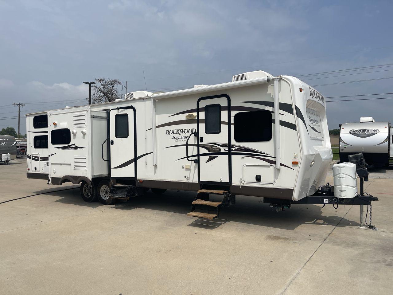 2015 WHITE FOREST RIVER ROCKWOOD 8327SS (4X4TRLH24F1) , Length: 35.25 ft. | Dry Weight: 7,694 lbs. | Gross Weight: 9,150 lbs. | Slides: 4 transmission, located at 4319 N Main Street, Cleburne, TX, 76033, (817) 221-0660, 32.435829, -97.384178 - This 2015 Forest River Rockwood 8327SS travel trailer measures 35.25 ft. It has a width of 8 ft and a height of 9.83 ft. The dry weight is 7,694 lbs, and the payload capacity is 1,456 lbs. It has a GVWR of 9,150 lbs and a hitch weight of 1,035 lbs. It is constructed out of aluminum body material and - Photo #24