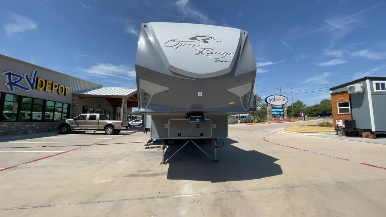 2017 GRAY HIGHLAND RIDGE OPEN RANGE 337RLS (58TFL3328H5) , Length: 34 ft. | Dry Weight: 9,657 lbs. | Gross Weight: 12,720 lbs. | Slides: 3 transmission, located at 4319 N Main St, Cleburne, TX, 76033, (817) 678-5133, 32.385960, -97.391212 - The 2017 Highland Ridge Open Range 337RLS is a meticulously designed fifth-wheel RV, measuring 34 feet in length and 8 feet in width, offering a harmonious blend of space and maneuverability. With a dry weight of 9,657 lbs and a robust GVWR of 12,720 lbs, it achieves a balance between lightweight to - Photo #4