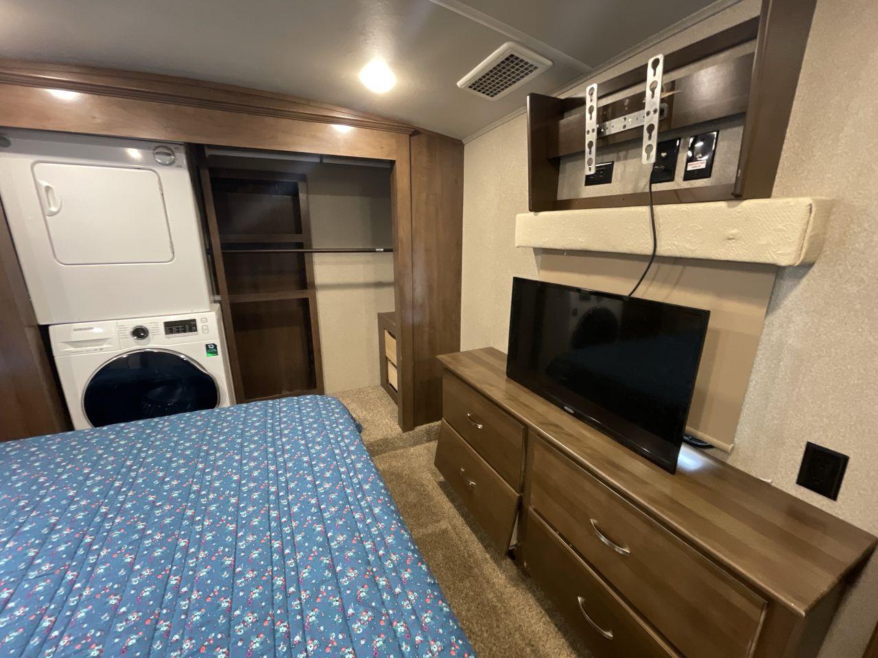 2018 TAN FOREST RIVER CEDAR CREEK 37MBH (4X4FCRN28JS) , located at 4319 N Main St, Cleburne, TX, 76033, (817) 678-5133, 32.385960, -97.391212 - Photo #19