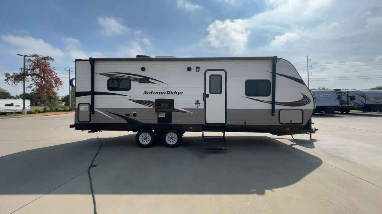 2018 WHITE STARCRAFT AUTUMN RIDGE 23RLS (1SABS0BN5J2) , Length: 29.08 ft. | Dry Weight: 5,297 lbs. | Slides: 1 transmission, located at 4319 N Main St, Cleburne, TX, 76033, (817) 678-5133, 32.385960, -97.391212 - The 2018 Starcraft Autumn Ridge 23RLS travel trailer is a stylish way to take in the beauty of nature. This RV is expertly built and designed to provide the ideal balance of elegance, practicality, and comfort for your camping excursions. This travel trailer measures 29.08 ft in length, 7.92 ft i - Photo #2