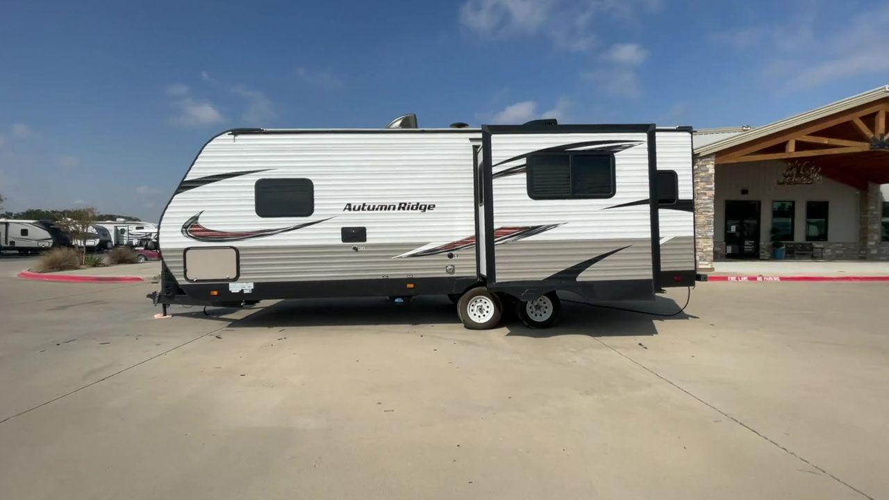 2018 WHITE STARCRAFT AUTUMN RIDGE 23RLS (1SABS0BN5J2) , Length: 29.08 ft. | Dry Weight: 5,297 lbs. | Slides: 1 transmission, located at 4319 N Main St, Cleburne, TX, 76033, (817) 678-5133, 32.385960, -97.391212 - The 2018 Starcraft Autumn Ridge 23RLS travel trailer is a stylish way to take in the beauty of nature. This RV is expertly built and designed to provide the ideal balance of elegance, practicality, and comfort for your camping excursions. This travel trailer measures 29.08 ft in length, 7.92 ft i - Photo #6