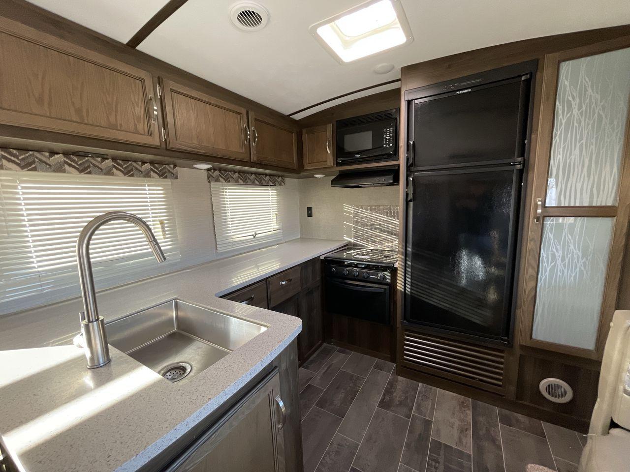 2018 BLACK KEYSTONE PREMIER 30RIPR (4YDT29R22JD) , Length: 35.42 ft. | Dry Weight: 6,675 lbs. | Gross Weight: 8,200 lbs. | Slides: 2 transmission, located at 4319 N Main St, Cleburne, TX, 76033, (817) 678-5133, 32.385960, -97.391212 - Photo #10