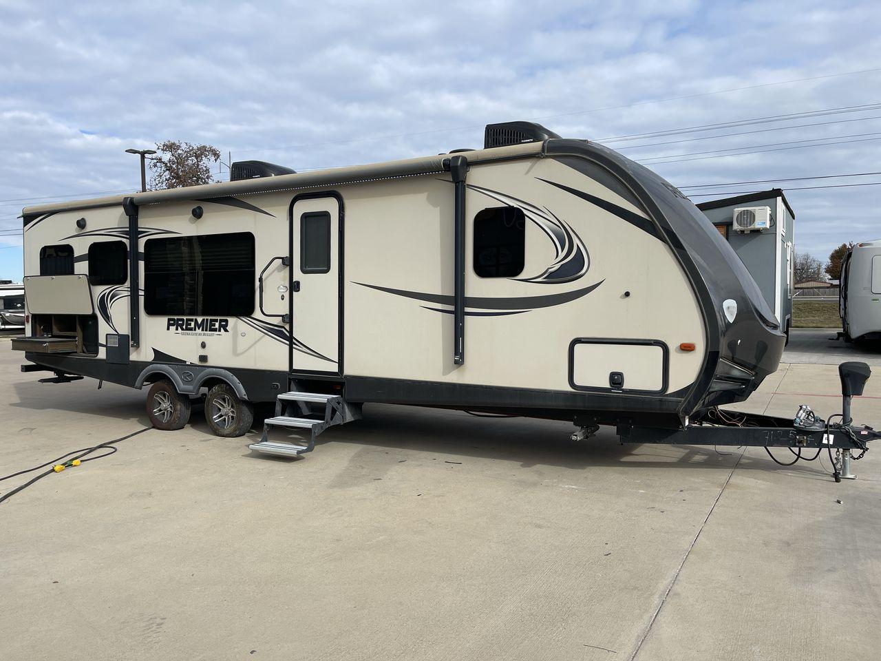 2018 BLACK KEYSTONE PREMIER 30RIPR (4YDT29R22JD) , Length: 35.42 ft. | Dry Weight: 6,675 lbs. | Gross Weight: 8,200 lbs. | Slides: 2 transmission, located at 4319 N Main Street, Cleburne, TX, 76033, (817) 221-0660, 32.435829, -97.384178 - With a length of 35 feet and a dry weight of 6,675 pounds, the 2018 Keystone Premier 30K offers spacious living quarters while remaining lightweight and easy to tow. Inside the Premier 30K, you'll be greeted by a beautifully designed interior that boasts residential-style finishes and upscale amenit - Photo #22