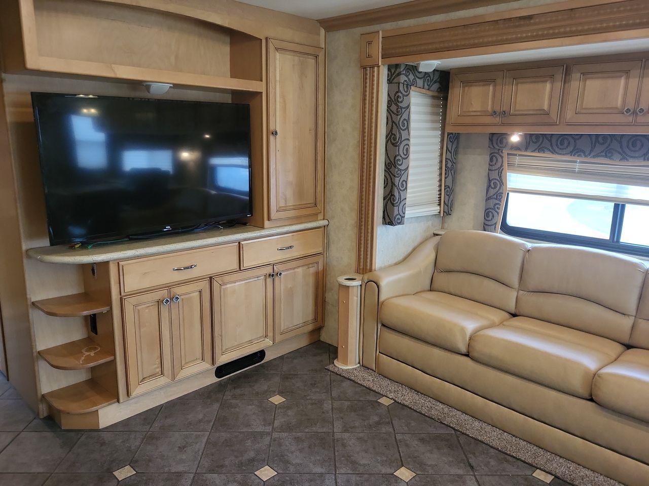 2009 WHITE AMERICAN COACH ALLEGIANCE 40X (4VZBR1D9X9C) , Length: 40.96 ft. | Gross Weight: 34,600 lbs. | Slides: 3 transmission, located at 4319 N Main St, Cleburne, TX, 76033, (817) 678-5133, 32.385960, -97.391212 - Photo #15