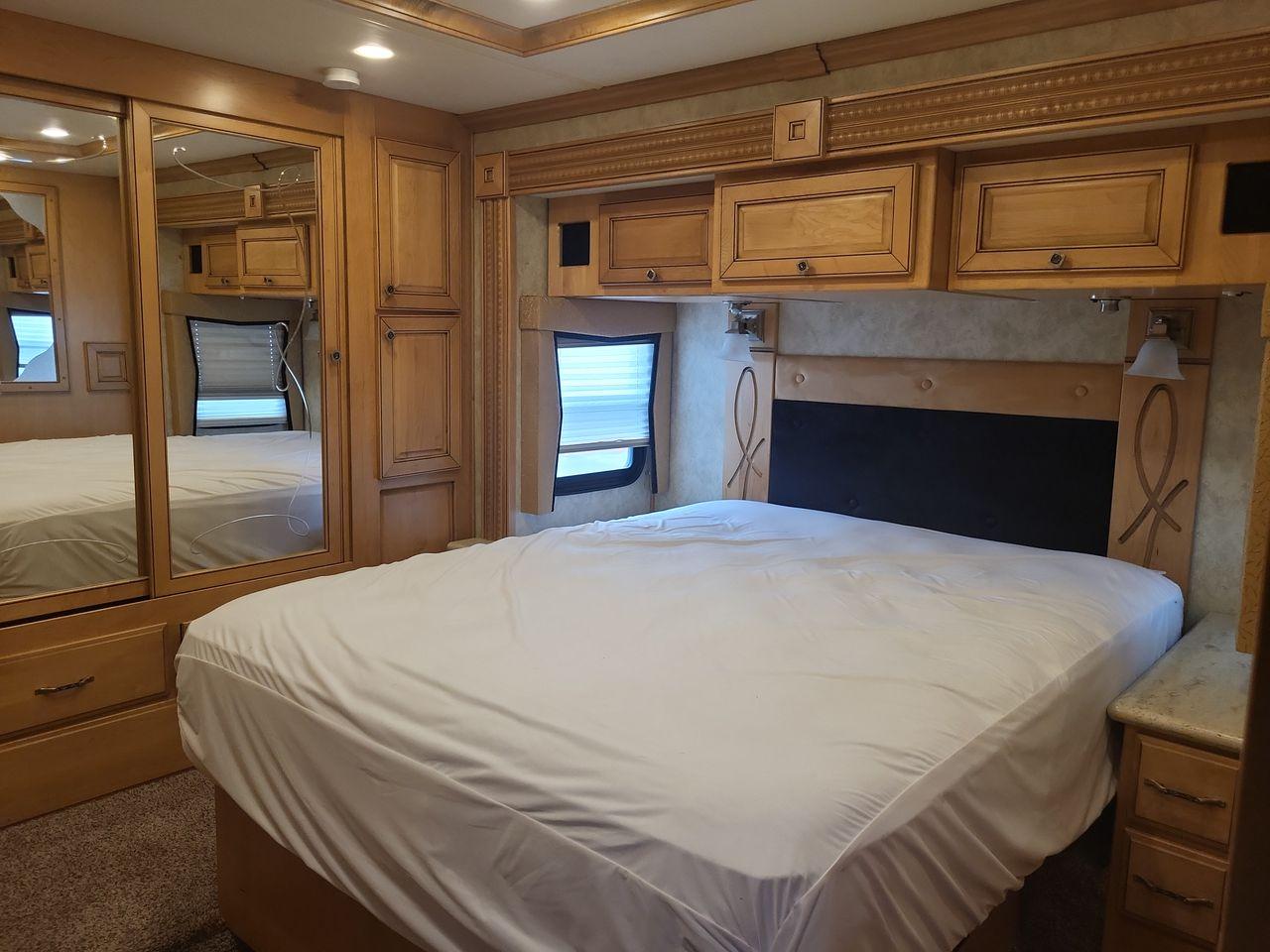 2009 WHITE AMERICAN COACH ALLEGIANCE 40X (4VZBR1D9X9C) , Length: 40.96 ft. | Gross Weight: 34,600 lbs. | Slides: 3 transmission, located at 4319 N Main St, Cleburne, TX, 76033, (817) 678-5133, 32.385960, -97.391212 - Photo #18