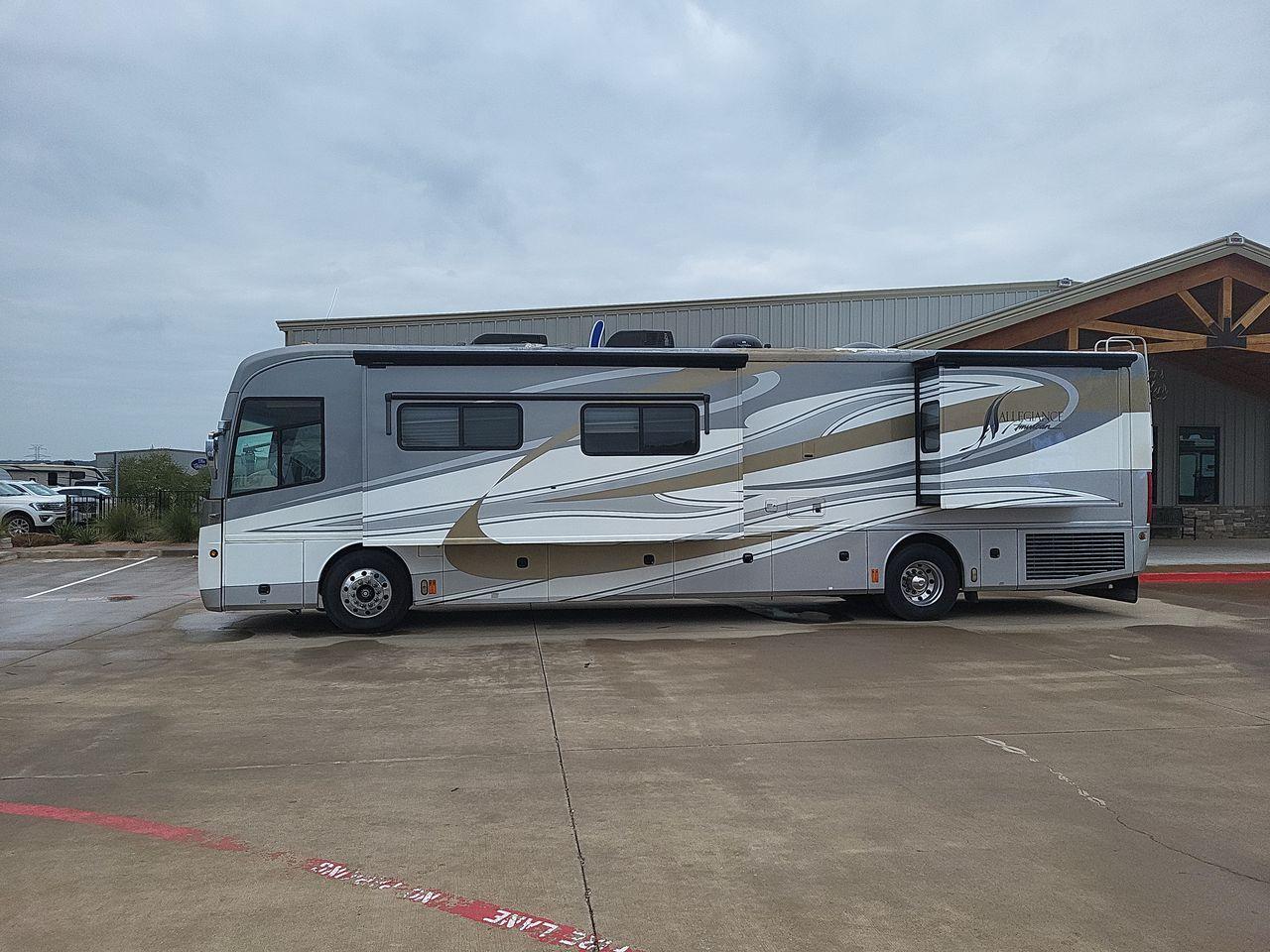 2009 WHITE FLEETWOOD AMERICAM ALLEGIANCE 40X (4VZBR1D9X9C) , Length: 40.96 ft. | Gross Weight: 34,600 lbs. | Slides: 3 transmission, located at 4319 N Main St, Cleburne, TX, 76033, (817) 678-5133, 32.385960, -97.391212 - Photo #1