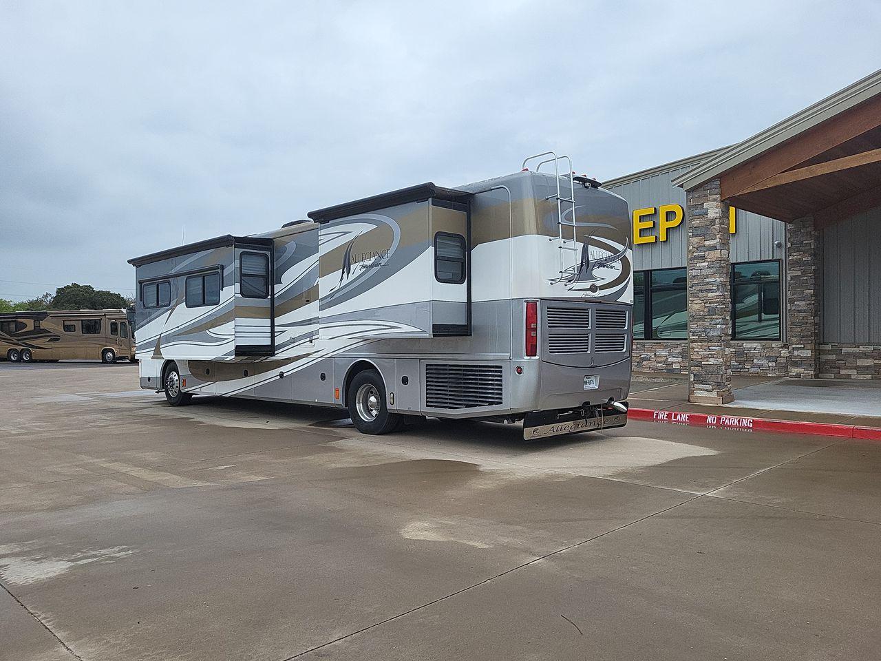 2009 WHITE FLEETWOOD AMERICAM ALLEGIANCE 40X (4VZBR1D9X9C) , Length: 40.96 ft. | Gross Weight: 34,600 lbs. | Slides: 3 transmission, located at 4319 N Main St, Cleburne, TX, 76033, (817) 678-5133, 32.385960, -97.391212 - Photo #2