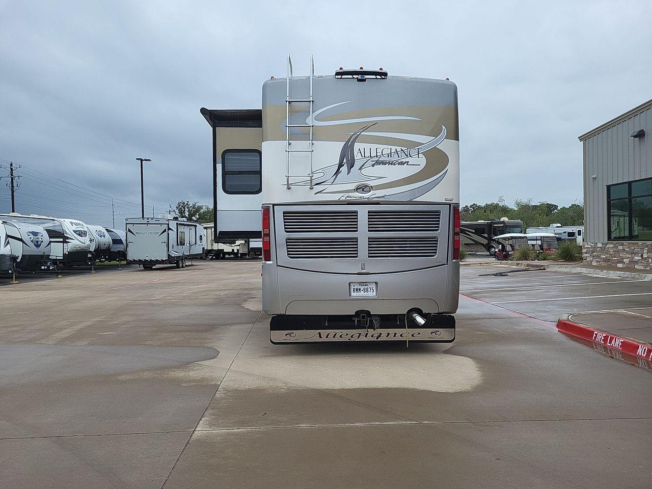 2009 WHITE FLEETWOOD AMERICAM ALLEGIANCE 40X (4VZBR1D9X9C) , Length: 40.96 ft. | Gross Weight: 34,600 lbs. | Slides: 3 transmission, located at 4319 N Main Street, Cleburne, TX, 76033, (817) 221-0660, 32.435829, -97.384178 - Photo #3
