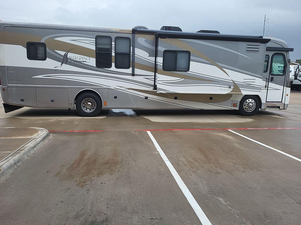 2009 WHITE AMERICAN COACH ALLEGIANCE 40X (4VZBR1D9X9C) , Length: 40.96 ft. | Gross Weight: 34,600 lbs. | Slides: 3 transmission, located at 4319 N Main St, Cleburne, TX, 76033, (817) 678-5133, 32.385960, -97.391212 - Photo #5