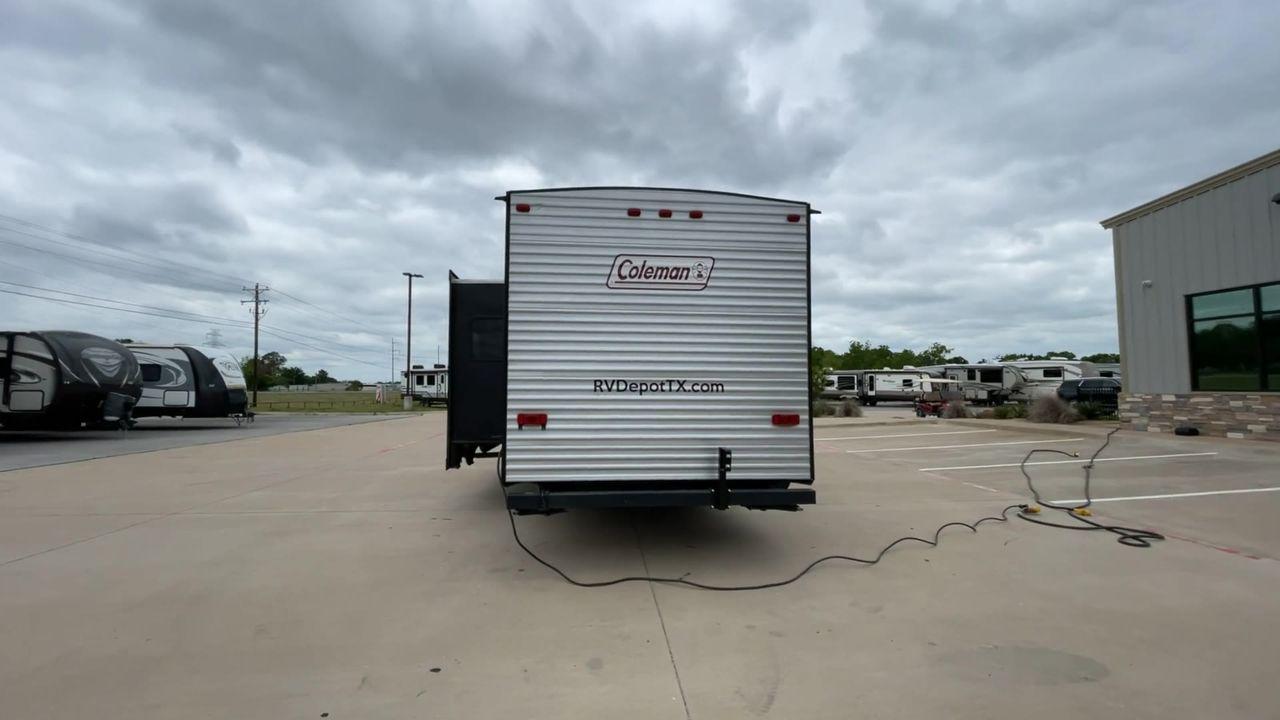 2017 WHITE KEYSTONE COLEMAN 263BH (4YDT26322HH) , Length: 30.58 ft. | Dry Weight: 5,820 lbs. | Slides: 1 transmission, located at 4319 N Main Street, Cleburne, TX, 76033, (817) 221-0660, 32.435829, -97.384178 - Photo #8