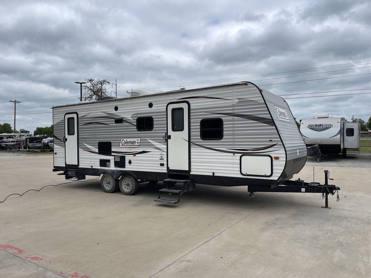 2017 WHITE KEYSTONE COLEMAN 263BH (4YDT26322HH) , Length: 30.58 ft. | Dry Weight: 5,820 lbs. | Slides: 1 transmission, located at 4319 N Main St, Cleburne, TX, 76033, (817) 678-5133, 32.385960, -97.391212 - Photo #22