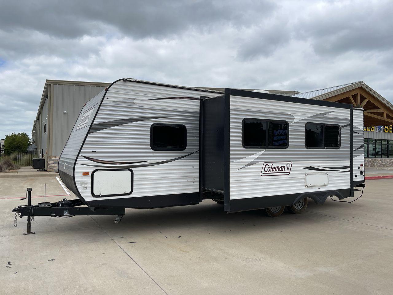 2017 WHITE KEYSTONE COLEMAN 263BH (4YDT26322HH) , Length: 30.58 ft. | Dry Weight: 5,820 lbs. | Slides: 1 transmission, located at 4319 N Main Street, Cleburne, TX, 76033, (817) 221-0660, 32.435829, -97.384178 - Photo #23