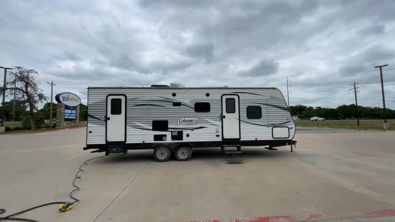 2017 WHITE KEYSTONE COLEMAN 263BH (4YDT26322HH) , Length: 30.58 ft. | Dry Weight: 5,820 lbs. | Slides: 1 transmission, located at 4319 N Main Street, Cleburne, TX, 76033, (817) 221-0660, 32.435829, -97.384178 - Photo #2