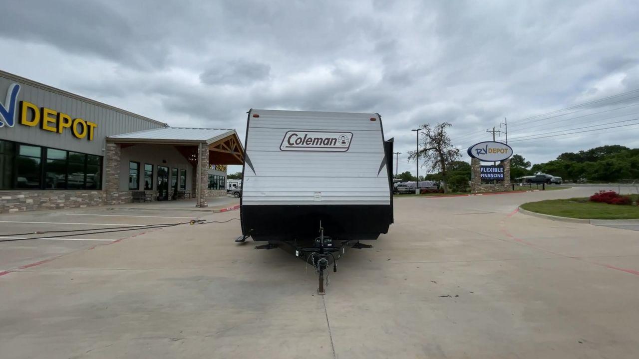 2017 WHITE KEYSTONE COLEMAN 263BH (4YDT26322HH) , Length: 30.58 ft. | Dry Weight: 5,820 lbs. | Slides: 1 transmission, located at 4319 N Main St, Cleburne, TX, 76033, (817) 678-5133, 32.385960, -97.391212 - Photo #4
