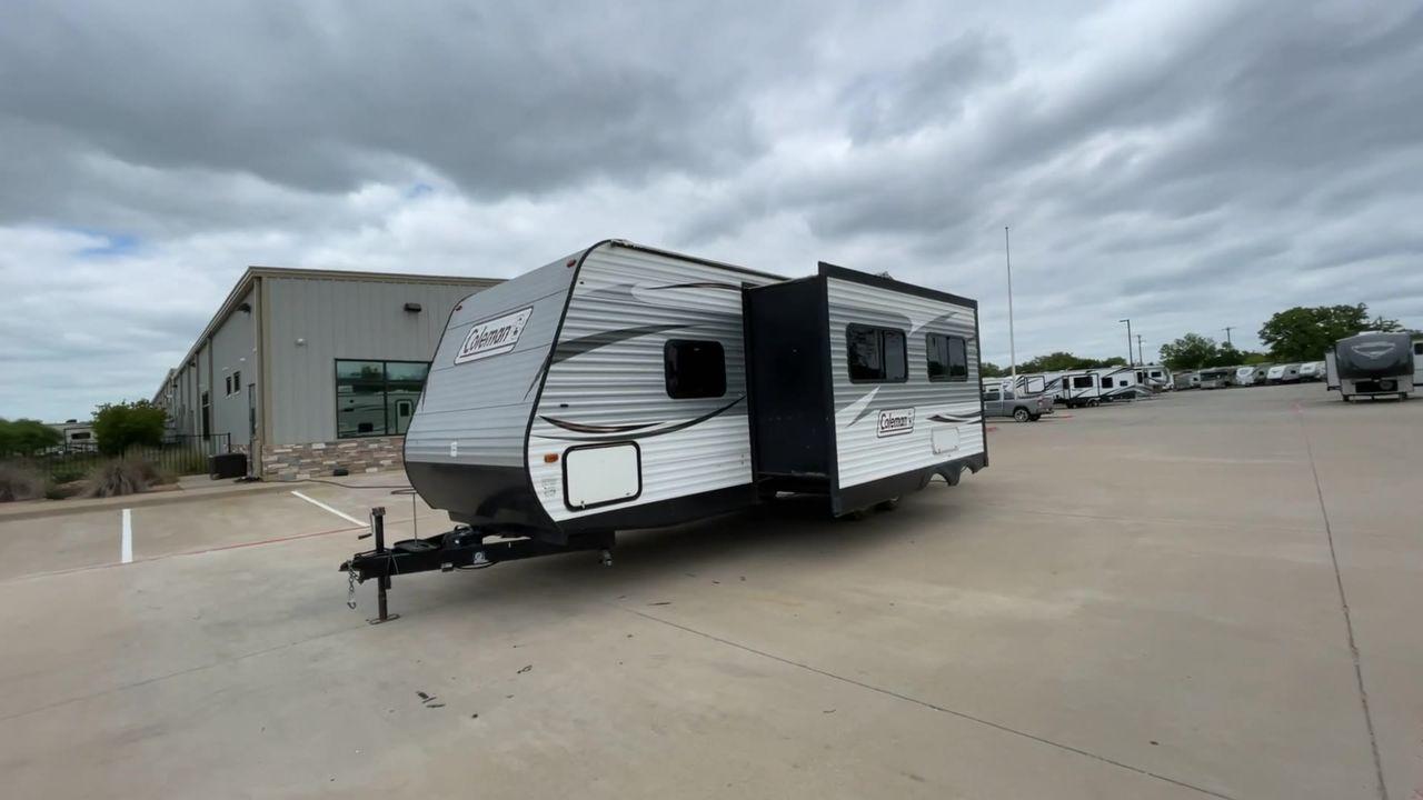2017 WHITE KEYSTONE COLEMAN 263BH (4YDT26322HH) , Length: 30.58 ft. | Dry Weight: 5,820 lbs. | Slides: 1 transmission, located at 4319 N Main Street, Cleburne, TX, 76033, (817) 221-0660, 32.435829, -97.384178 - Photo #5