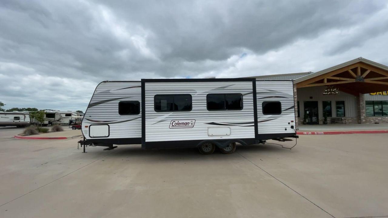 2017 WHITE KEYSTONE COLEMAN 263BH (4YDT26322HH) , Length: 30.58 ft. | Dry Weight: 5,820 lbs. | Slides: 1 transmission, located at 4319 N Main St, Cleburne, TX, 76033, (817) 678-5133, 32.385960, -97.391212 - Photo #6