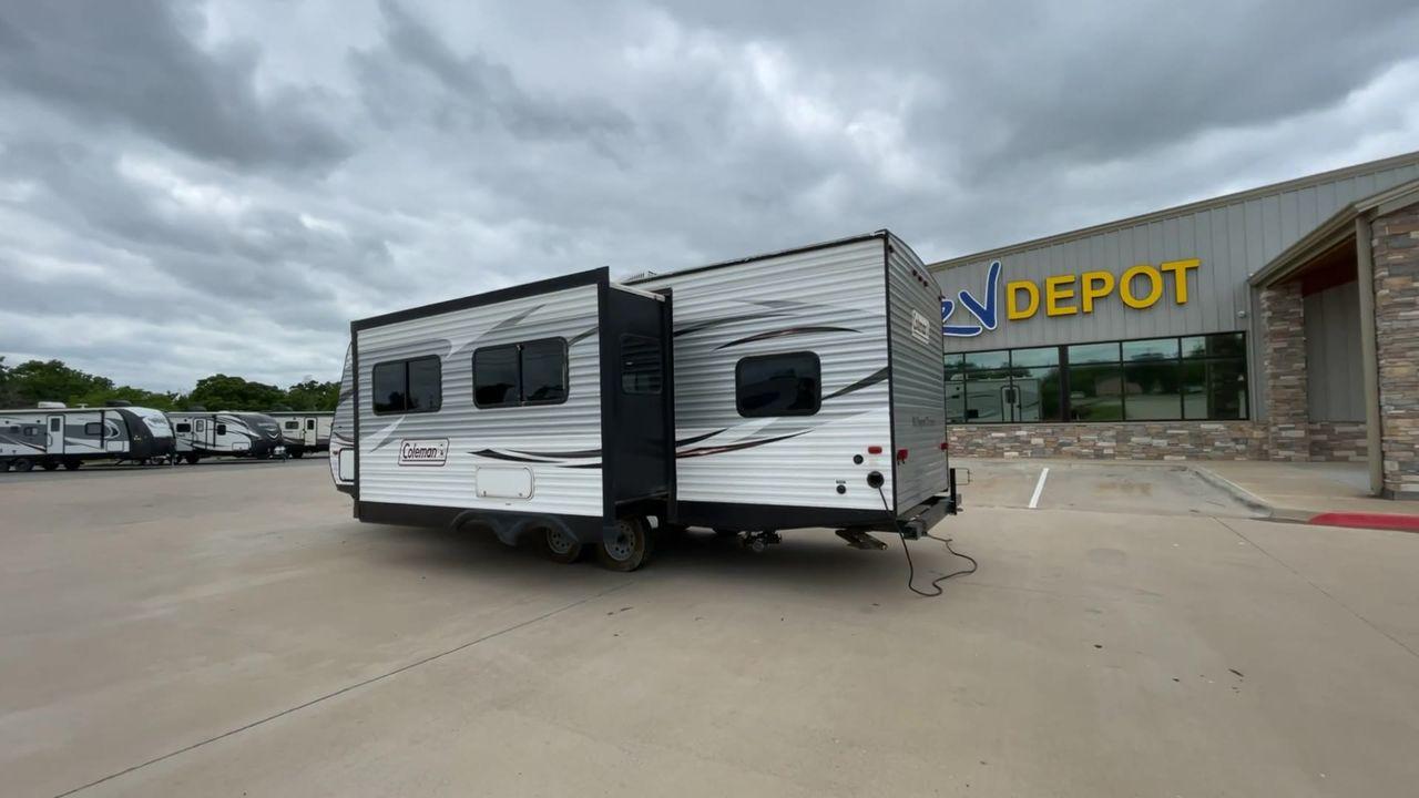 2017 WHITE KEYSTONE COLEMAN 263BH (4YDT26322HH) , Length: 30.58 ft. | Dry Weight: 5,820 lbs. | Slides: 1 transmission, located at 4319 N Main Street, Cleburne, TX, 76033, (817) 221-0660, 32.435829, -97.384178 - Photo #7