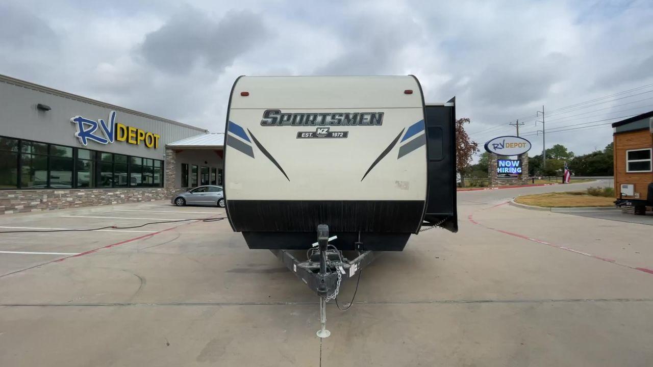 2021 WHITE KZ SPORTSMEN 363RL (4EZTS3722M5) , Length: 40.75 ft | Dry Weight: 8,910 lbs | GVWR: 10,460 lbs | Slides: 3 transmission, located at 4319 N Main Street, Cleburne, TX, 76033, (817) 221-0660, 32.435829, -97.384178 - Experience the ultimate in comfort and elegance with the 2021 KZ Sportsmen 363RL travel trailer. The comfort and style you require for your outdoor experiences are provided by this roomy and feature-rich RV. The dimensions of this unit are 40.75 ft in length, 8 ft in width, and 11.33 ft in height. I - Photo #4