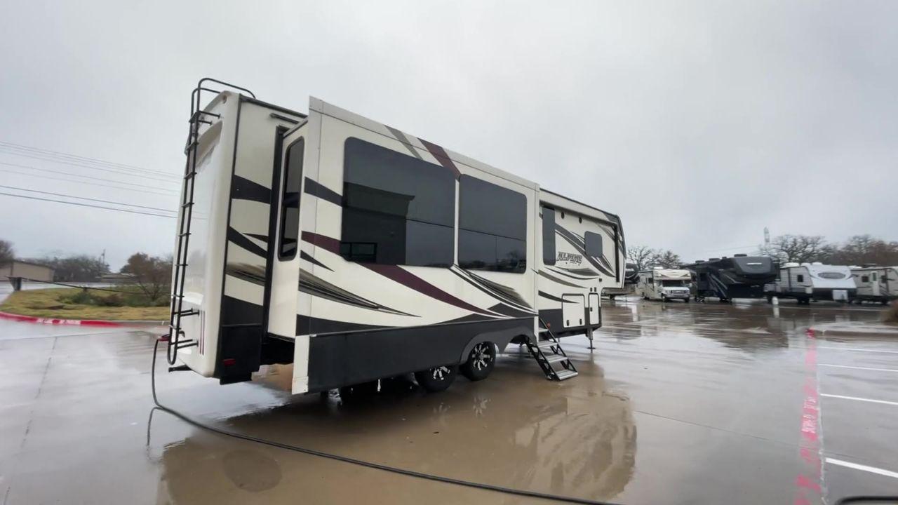 2018 KEYSTONE ALPINE 3011RE (4YDF30127JE) , Length: 34.08 ft. | Dry Weight: 11,945 lbs. | Gross Weight: 15,000 lbs. | Slides: 3 transmission, located at 4319 N Main St, Cleburne, TX, 76033, (817) 678-5133, 32.385960, -97.391212 - The definition of luxury travel comes with the 2018 Keystone Alpine 3011RE. This is an opulent fifth-wheel trailer designed for discerning adventurers. Spanning 34 feet, this exquisite model boasts three slide-outs, creating a sprawling interior that redefines comfort on the road. The master bedroom - Photo #1
