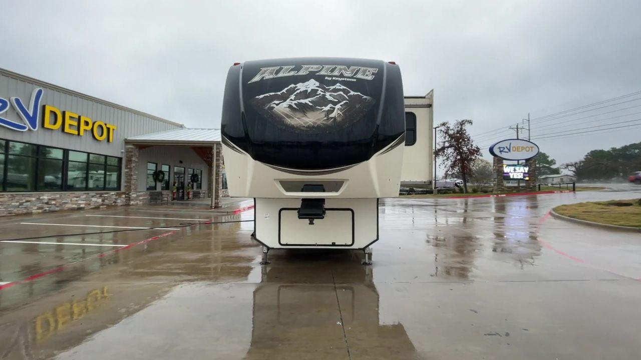 2018 KEYSTONE ALPINE 3011RE (4YDF30127JE) , Length: 34.08 ft. | Dry Weight: 11,945 lbs. | Gross Weight: 15,000 lbs. | Slides: 3 transmission, located at 4319 N Main Street, Cleburne, TX, 76033, (817) 221-0660, 32.435829, -97.384178 - The definition of luxury travel comes with the 2018 Keystone Alpine 3011RE. This is an opulent fifth-wheel trailer designed for discerning adventurers. Spanning 34 feet, this exquisite model boasts three slide-outs, creating a sprawling interior that redefines comfort on the road. The master bedroom - Photo #4