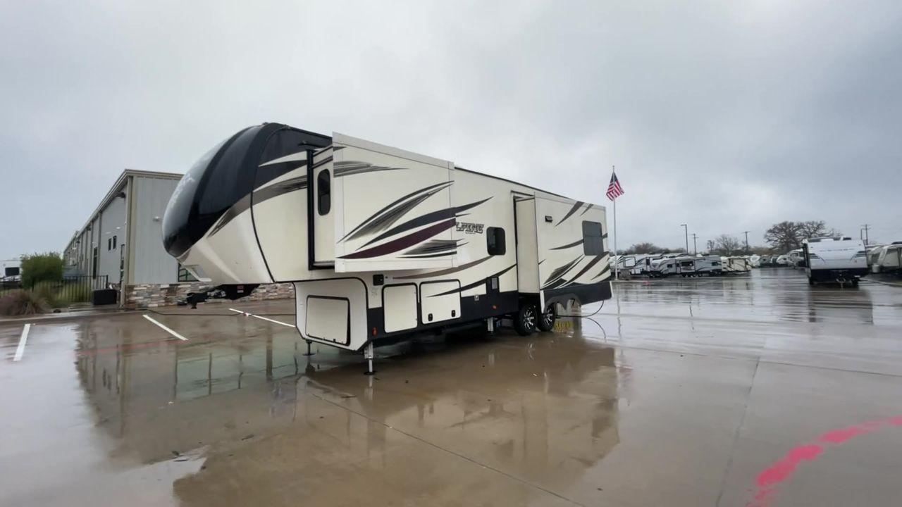 2018 KEYSTONE ALPINE 3011RE (4YDF30127JE) , Length: 34.08 ft. | Dry Weight: 11,945 lbs. | Gross Weight: 15,000 lbs. | Slides: 3 transmission, located at 4319 N Main Street, Cleburne, TX, 76033, (817) 221-0660, 32.435829, -97.384178 - The definition of luxury travel comes with the 2018 Keystone Alpine 3011RE. This is an opulent fifth-wheel trailer designed for discerning adventurers. Spanning 34 feet, this exquisite model boasts three slide-outs, creating a sprawling interior that redefines comfort on the road. The master bedroom - Photo #5